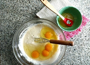 elaboración de panqueques con huevos