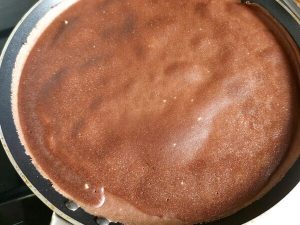 panqueque de cacao en sartén