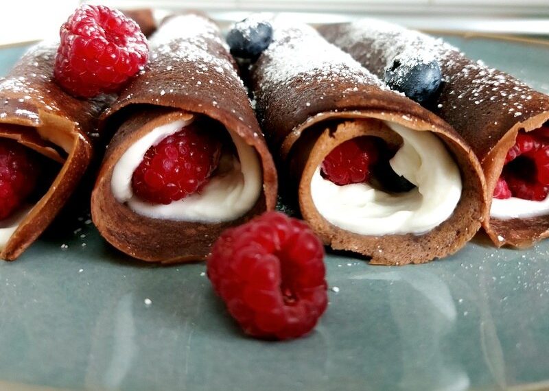 panqueques de cacao con frutos rojos